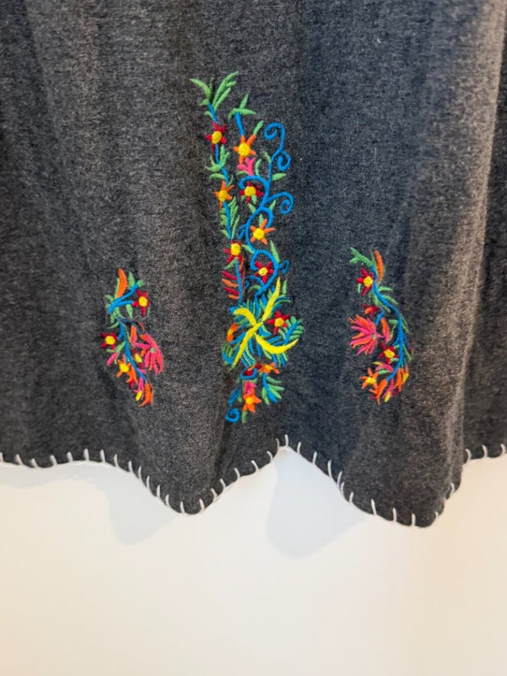 Chelsea & Theodore Embroidered Midi Dress Small Gray Floral Boho Sleeveless - Picture 5 of 9